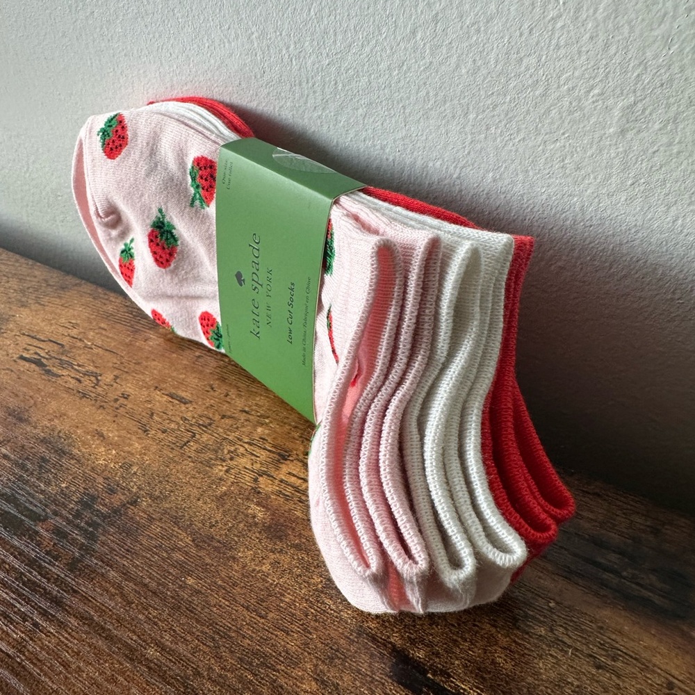 kate spade 3 Pack Women’s Pink Strawberry Low Cut Socks Red & White NWT - Picture 3 of 4